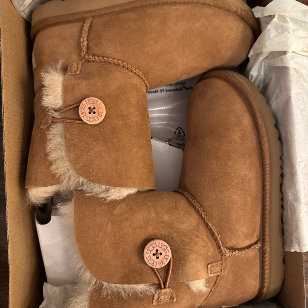 UGG Kids Boots in Brown and Cream - Picture 4 of 9